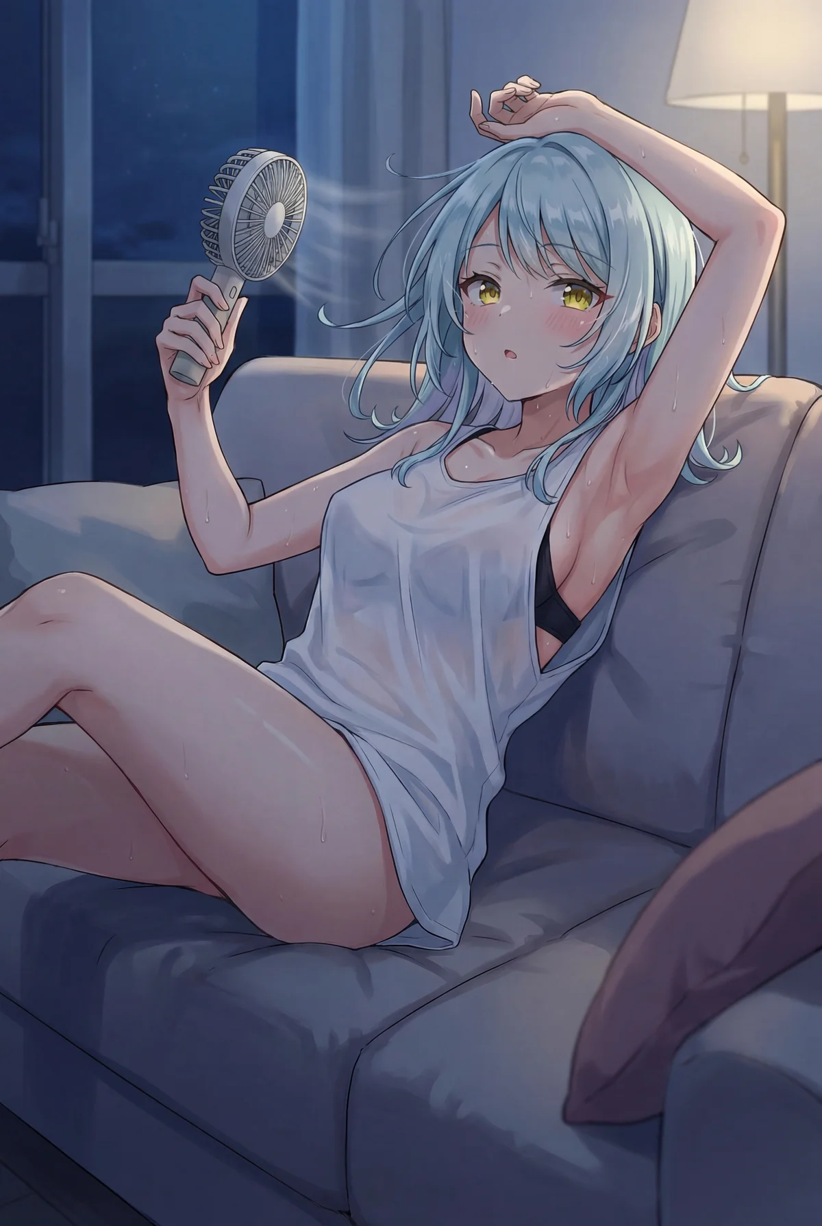 「わたしが恋人になれるわけないじゃん、ムリムリ!」の小柳香穂が、夏の夜にソファで手持ち扇風機を手に涼んでいるイラストです。汗ばむTシャツから透ける素肌と、どこか気だるげな表情が魅力的。ムシムシする夜のリアルな日常が伝わってきます。