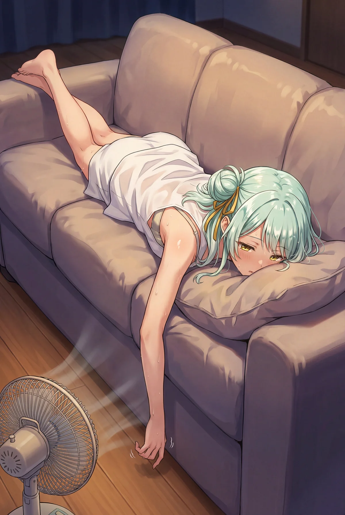 「わたしが恋人になれるわけないじゃん、ムリムリ!」の小柳香穂が、夏の暑さにぐったりとソファで横たわる姿。扇風機の風にあたりながら、少し赤らんだ顔で一休みしているようです。疲労感が漂う表情がリアル。