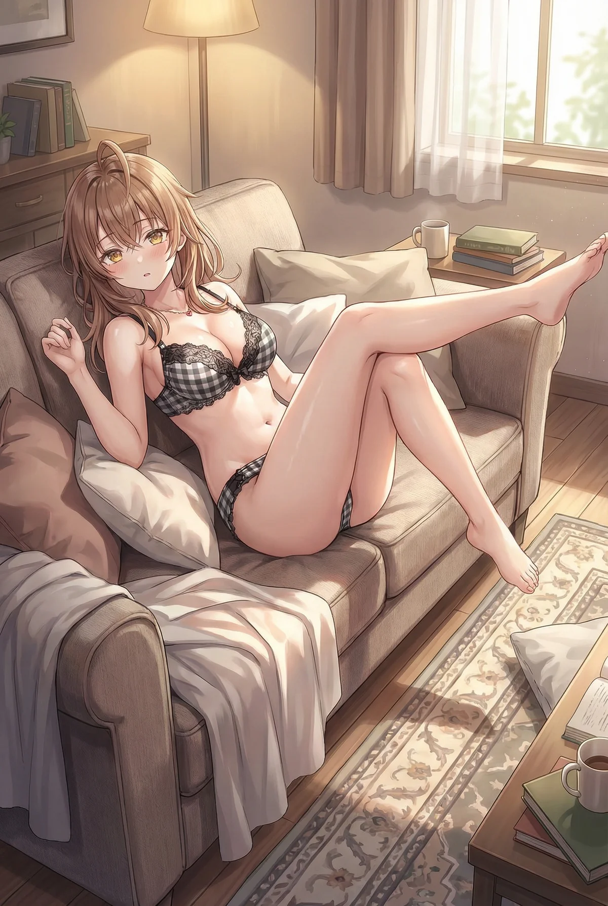 「ロシア語でデレる隣のアーリャさん」のマーシャが、自宅のソファでまったりくつろぐ姿。陽光が差し込む部屋で、チェック柄の可愛い下着を身につけ、はにかんだ表情が魅力的です。