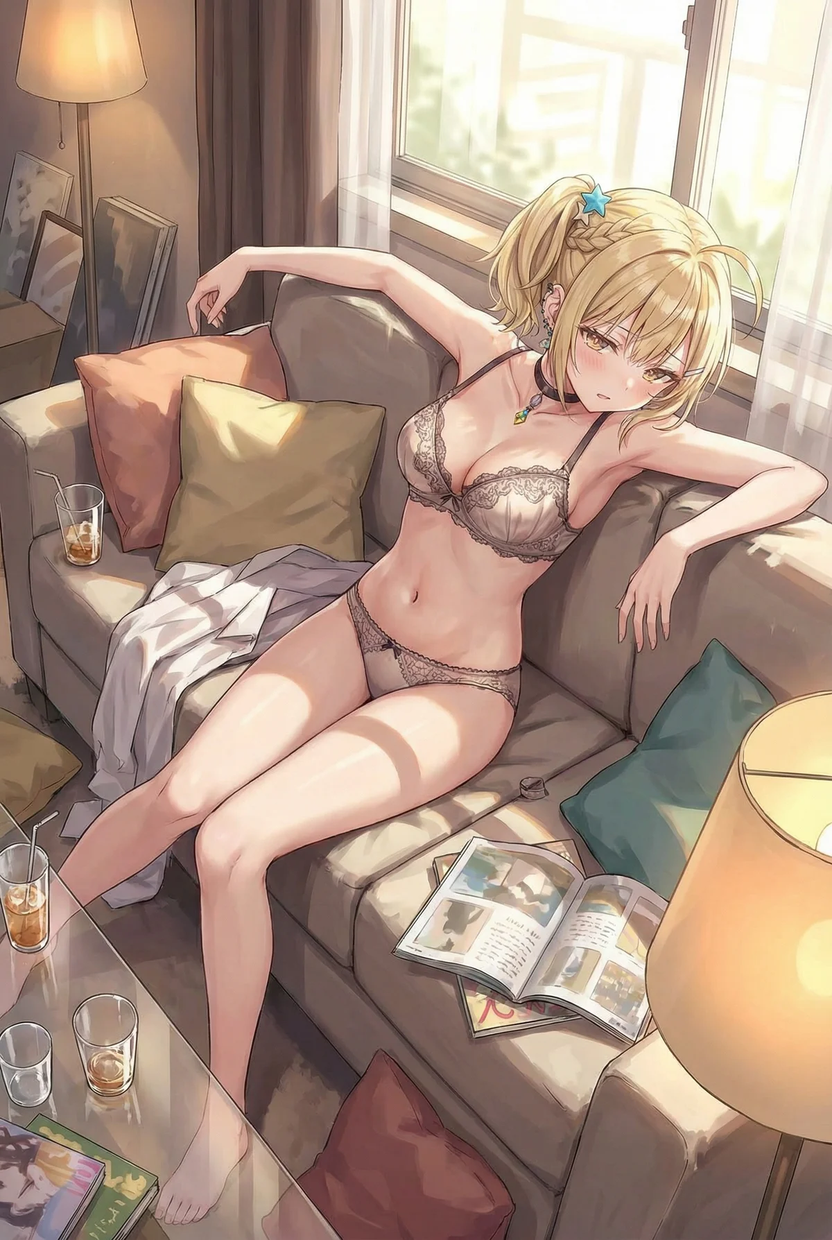 「ロシア語でデレる隣のアーリャさん」の宮前乃々亜が、陽光差し込む部屋のソファでくつろぐランジェリー姿。穏やかな表情と大人の魅力が際立つ一枚です。