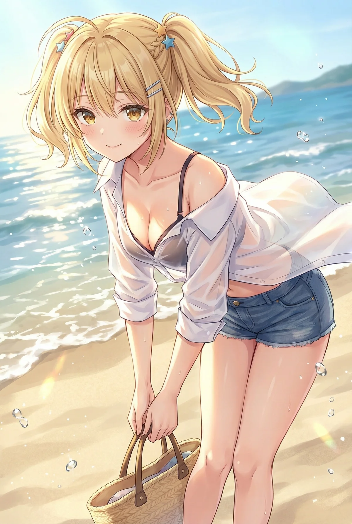 『ロシア語でデレる隣のアーリャさん』宮前乃々亜が、夏のビーチで爽やかな笑顔。水着の上にシャツとデニムショートパンツを合わせた、キュートな夏の装いです。