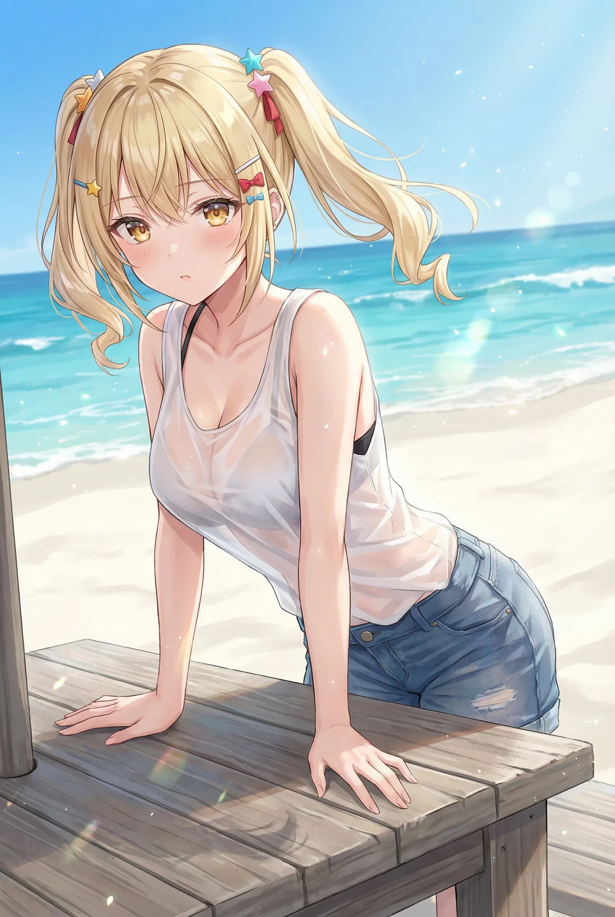 「ロシア語でデレる隣のアーリャさん」の宮前乃々亜が、夏のビーチで濡れた白いシャツ姿ではにかむ様子。まぶしい日差しと青い海が背景に広がり、どこか照れた表情が魅力的です。